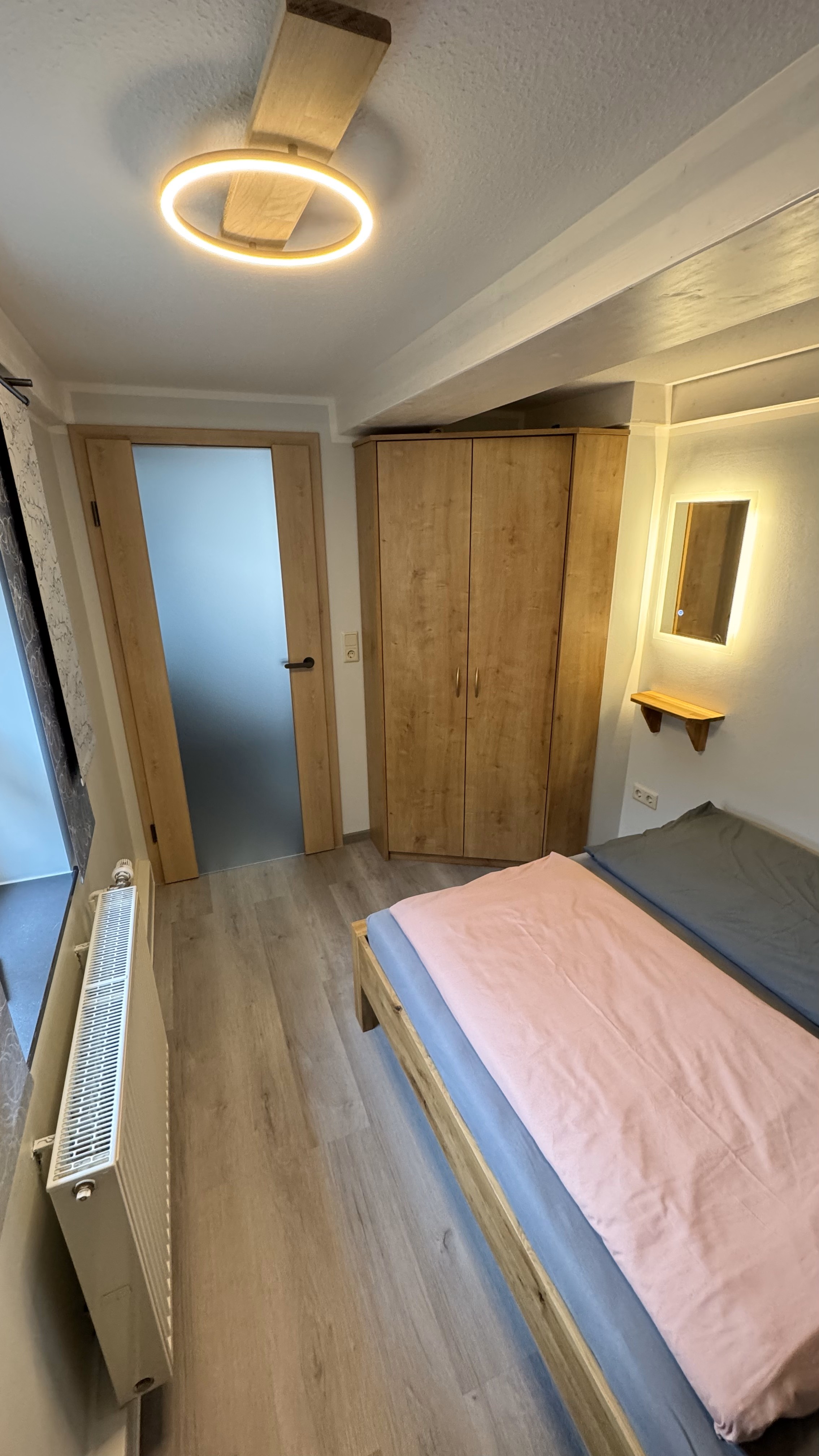 Schlafzimmer mit Doppelbett
